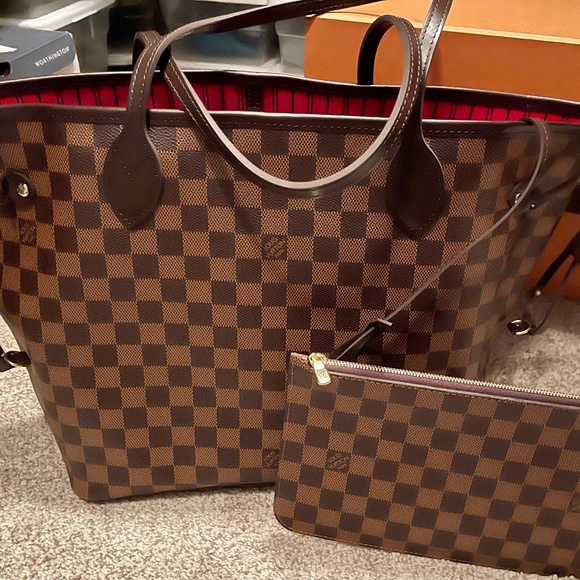 Louis Vuitton - Picture 1 of 3